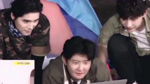 吃瓜傻笑视频,欢乐瞬间,笑出腹肌的搞笑集锦