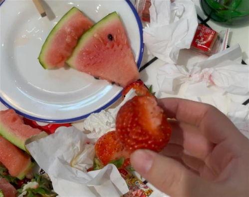 草莓吃瓜视频,揭秘网红美食背后的故事