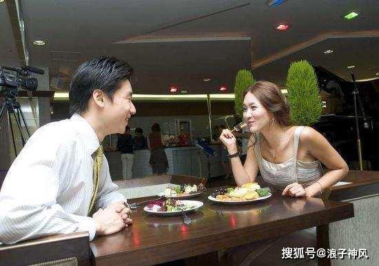 阿姨相亲吃瓜,吃瓜群众围观,笑料百出!