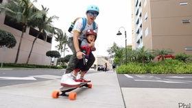 滑板少年吃瓜图片,街头潮流瞬间捕捉