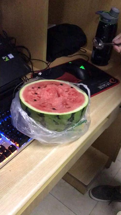 东北舍友吃瓜,一场别开生面的校园生活